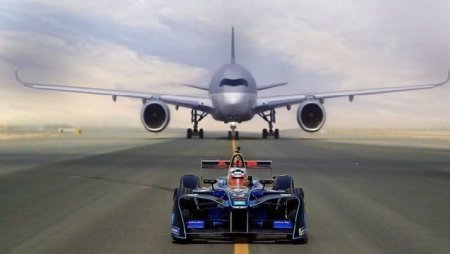 “Formula E” bolidi iki təyyarə ilə ötüşməyə çıxdı