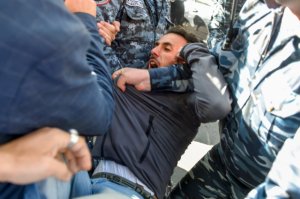 Yerevanda polis nazirlikləri blokadaya almış nümayişçilərə hücum etdi Yerevanda polis nazirlikləri blokadaya almış nümayişçilərə hücum etdi