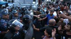 Yerevanda kütləvi həbslər: müxalifət liderlərindən biri həbs edildi