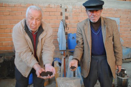 Çoxları iyrənir, o isə pula pul demir