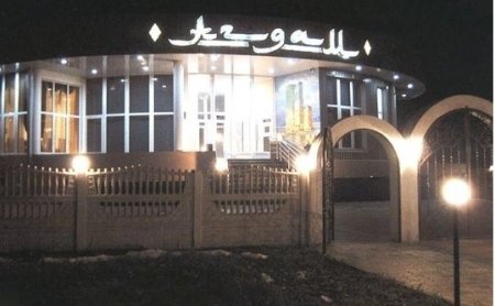 “Agdam” restoranının qarşısında “Kalaşnikov”lardan atan Lotu Qulinin adamlarıdır