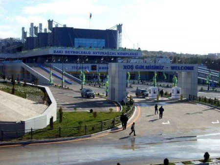 Avtovağzal Ticarət Mərkəzində satıcı qız özünü 3-cü mərtəbədən atdı
