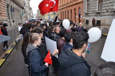 Azərbaycanlılar Budapeşt küçələrinə çıxdılar