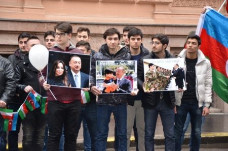 Azərbaycanlılar Budapeşt küçələrinə çıxdılar