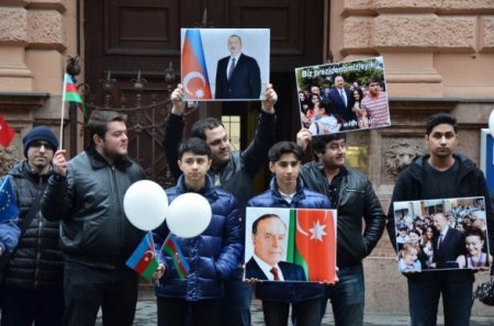 Azərbaycanlılar Budapeşt küçələrinə çıxdılar