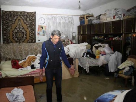 Binəqədi rayonunda evləri su basdığından onlarla sakin təxliyə edilib.