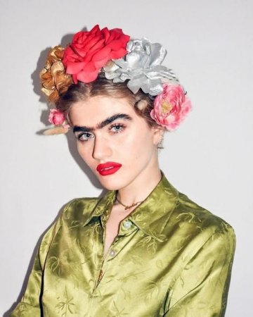 Qaşları başına bəla olan model