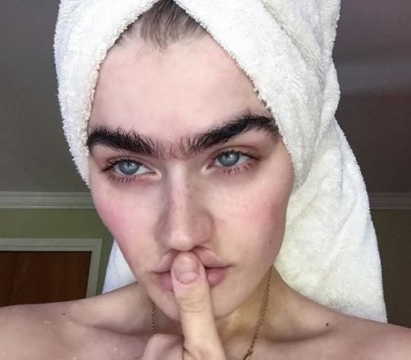 Qaşları başına bəla olan model