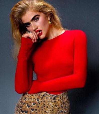Qaşları başına bəla olan model