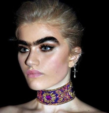 Qaşları başına bəla olan model