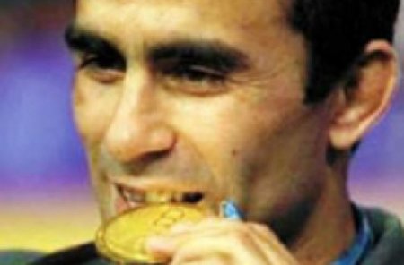 Bakıda Namik Abdullayevin “Kolizey”inə qarşı çıxdılar