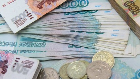 Dollar sürətlə bahalaşır, nazir ümidini neftə bağlayır