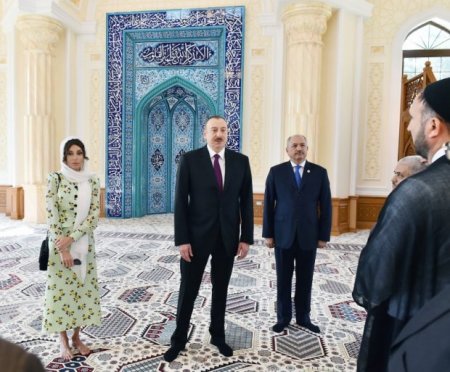 Prezident və xanımı Hacı Cavad məscidinin yeni binasının açılışında