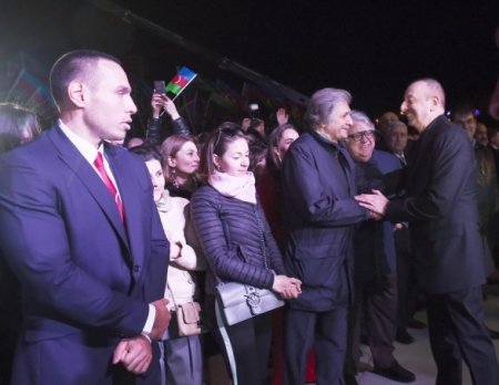 İlham Əliyev qələbə sevincini Bakı küçələrində xalqla paylaşdı