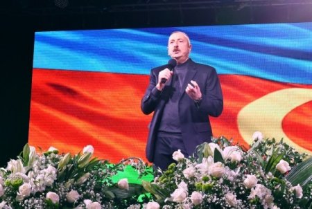İlham Əliyev qələbə sevincini Bakı küçələrində xalqla paylaşdı
