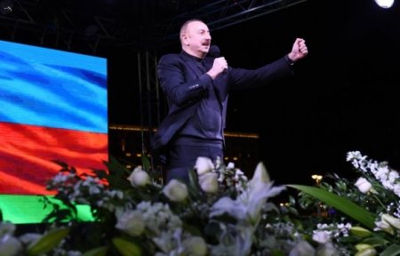 İlham Əliyev qələbə sevincini Bakı küçələrində xalqla paylaşdı
