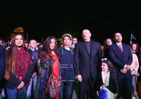 İlham Əliyev qələbə sevincini Bakı küçələrində xalqla paylaşdı