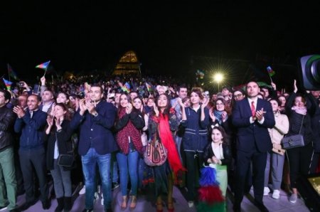 İlham Əliyev qələbə sevincini Bakı küçələrində xalqla paylaşdı