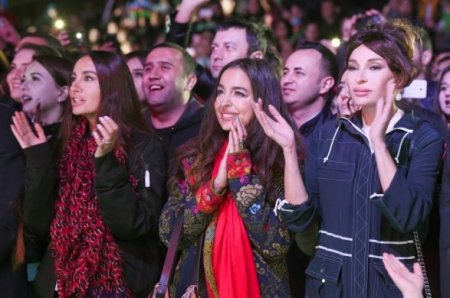 İlham Əliyev qələbə sevincini Bakı küçələrində xalqla paylaşdı