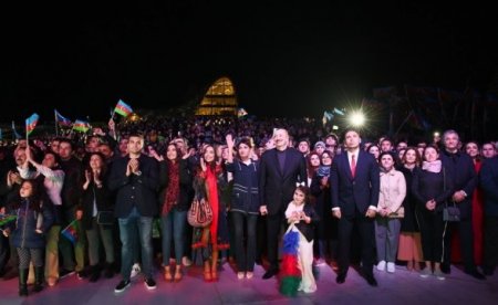 İlham Əliyev qələbə sevincini Bakı küçələrində xalqla paylaşdı