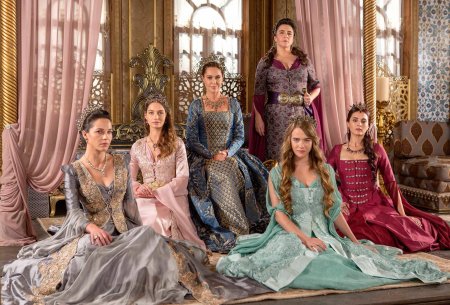 Bakıda kirayə paltar geyən “Hürrəm Sultan”lar, “Sultan bəylər” kəskin artdı