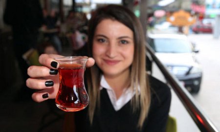 Yeməkdən dərhal sonra çay içirsinizsə, bu xəstəliklərə yoluxa bilərsiniz