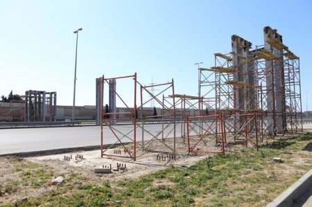 Bakıda insanları ölümlə üz-üzə qoyan yarımçıq piyada keçidi