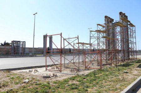 Bakıda insanları ölümlə üz-üzə qoyan yarımçıq piyada keçidi