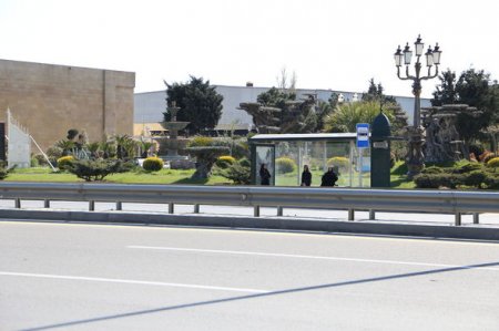 Bakıda insanları ölümlə üz-üzə qoyan yarımçıq piyada keçidi