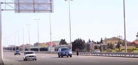 Bakıda insanları ölümlə üz-üzə qoyan yarımçıq piyada keçidi