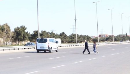 Bakıda insanları ölümlə üz-üzə qoyan yarımçıq piyada keçidi