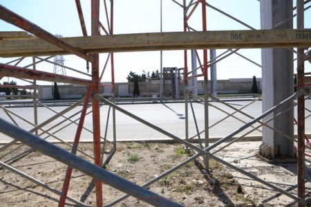 Bakıda insanları ölümlə üz-üzə qoyan yarımçıq piyada keçidi