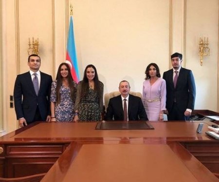 Əliyevlər ailəsi prezidentin kabinetində