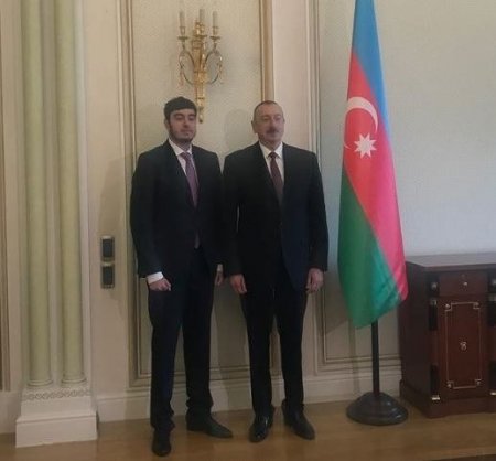 Əliyevlər ailəsi prezidentin kabinetində
