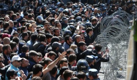 İflic olmuş Yerevanda təşvişə düşən Sərkisyan soruşur: “Bəs sonra nə olacaq?”