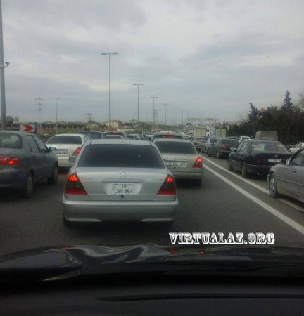 Bakıda hava limanından şəhərə tərəf gələn yolda 15 kilometrlik nəhəng tıxac yaranıb
