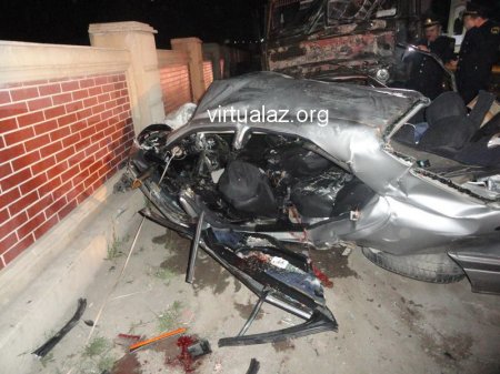 Salyanda dəhşətli qəza: “Mercedes” iki yerə parçalandı, iki nəfər həlak oldu