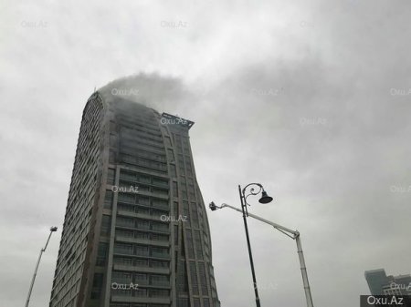 Bakıda hündürmərtəbəli bina yanır 