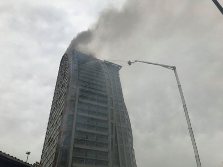Bakıda hündürmərtəbəli bina yanır