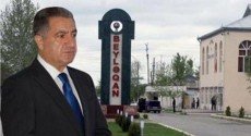 Biri sahibkara kəllə vurur, o biri yumruqla qarovulçunun burnunu qırır... Biri sahibkara kəllə vurur, o biri yumruqla qarovulçunun burnunu qırır...