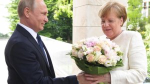 Merkel Putinlə görüşə gəldi və...