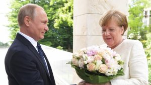 “Bild”: Putin Merkeli təhqir etdi