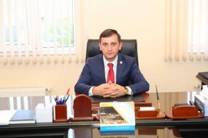Biləcəri bələdiyyəsinin sədrini otağında döydülər