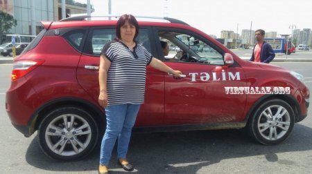 Ərəb qadınlar maşın sürməyi Bakıda öyrənir