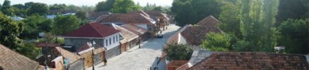 Biri sahibkara kəllə vurur, o biri yumruqla qarovulçunun burnunu qırır...