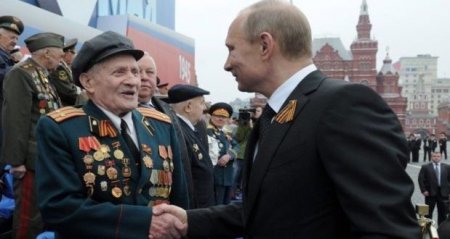 Putin veteranı cangüdənlərinin əlindən aldı