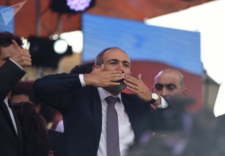 Moqerini Paşinyanı Brüsselə dəvət edib