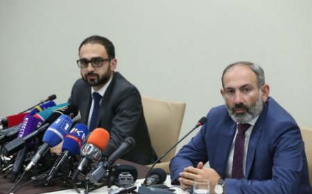 Paşinyan kresloya oturan kimi Sərkisyana çevrildi