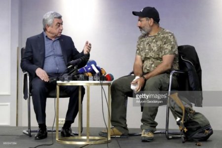 Paşinyan kresloya oturan kimi Sərkisyana çevrildi