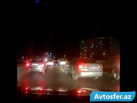 Bakıda yolun ortasında gəzintiyə çıxan qadın sürücüləri çaş-baş saldı